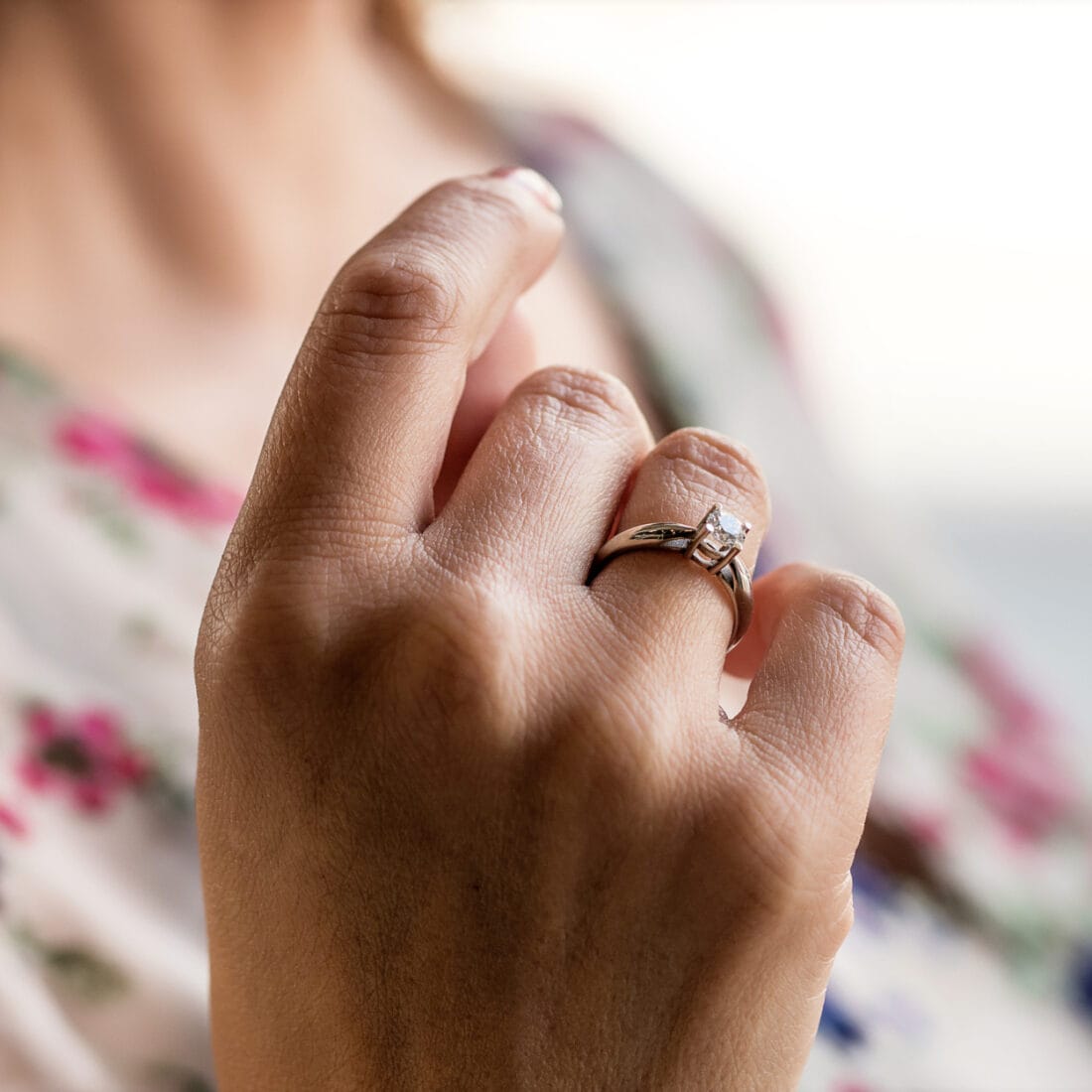 Μονόπετρο δαχτυλίδι