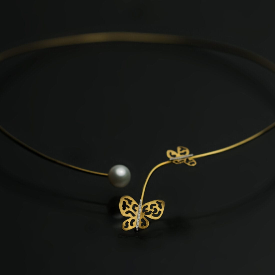 Κολιέ βέργα με πεταλούδες