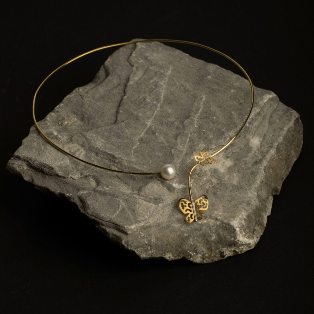 Κολιέ βέργα με πεταλούδες