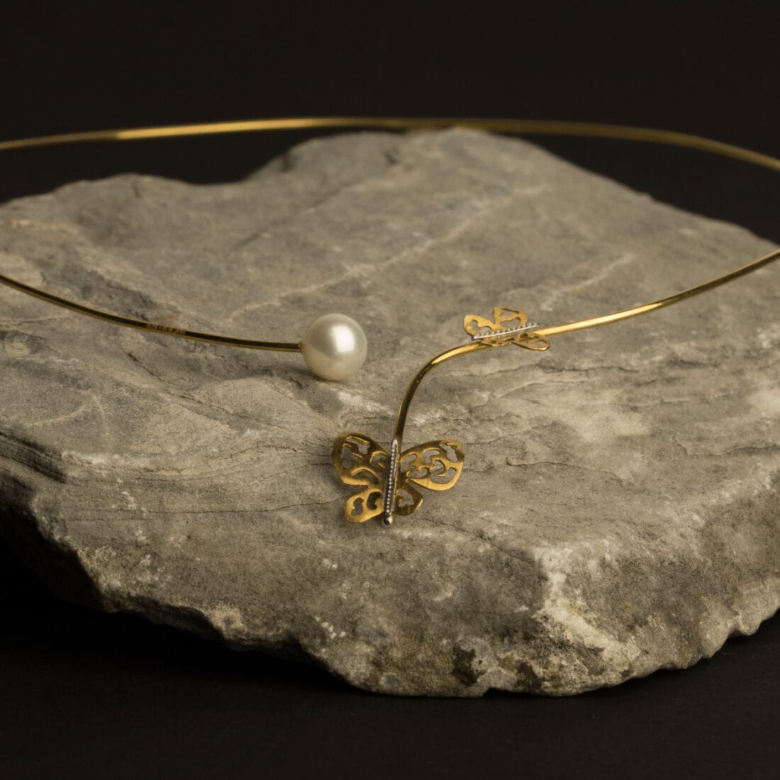 Κολιέ βέργα με πεταλούδες