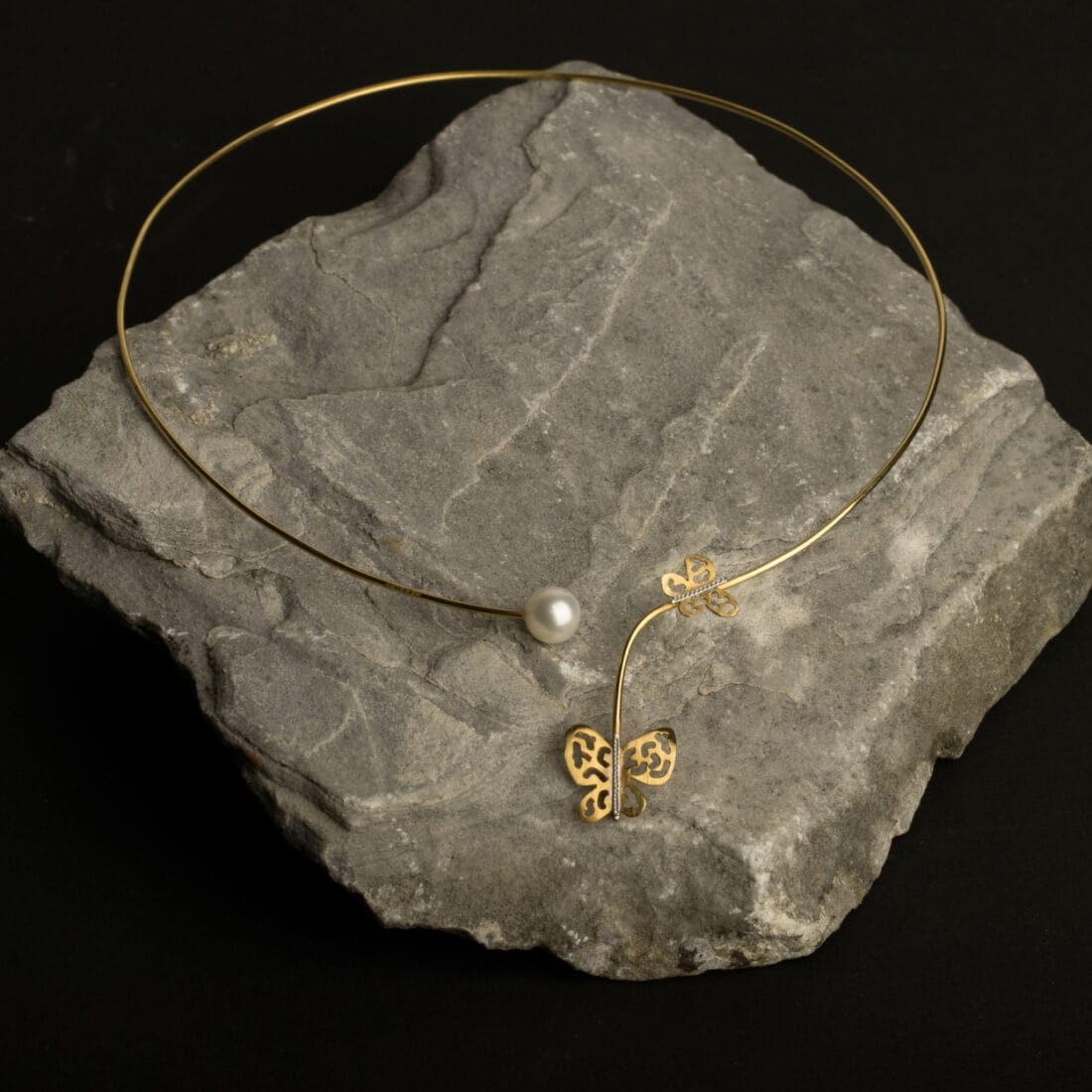 Κολιέ βέργα με πεταλούδες