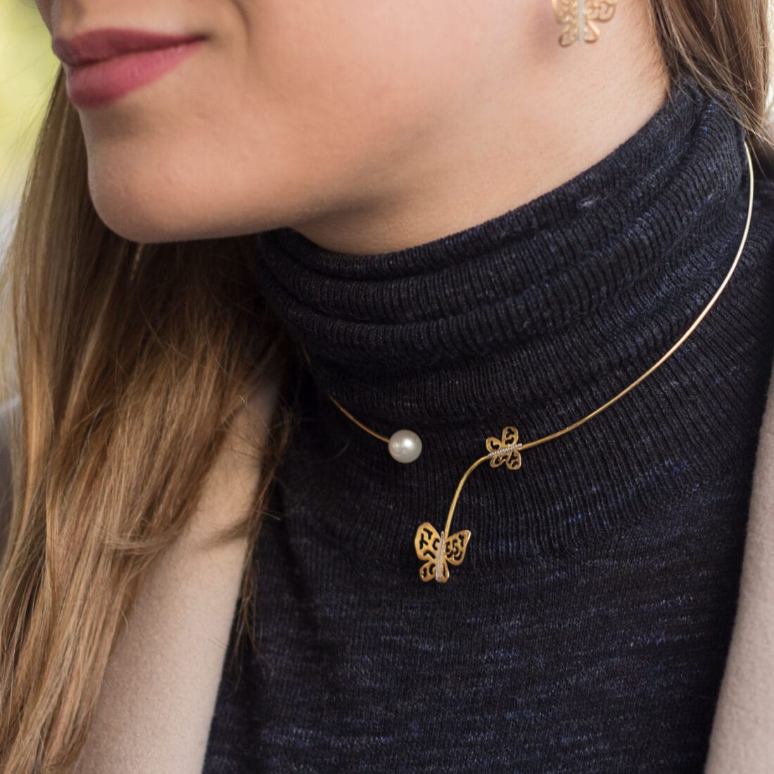 Κολιέ βέργα με πεταλούδες