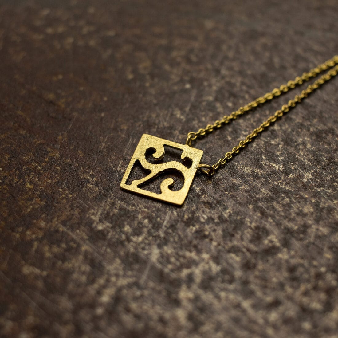 Κολιέ με μοτίφ KISSOS