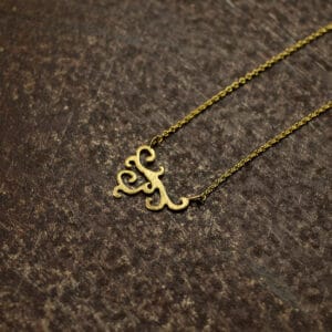 Κολιέ με μοτίφ KISSOS