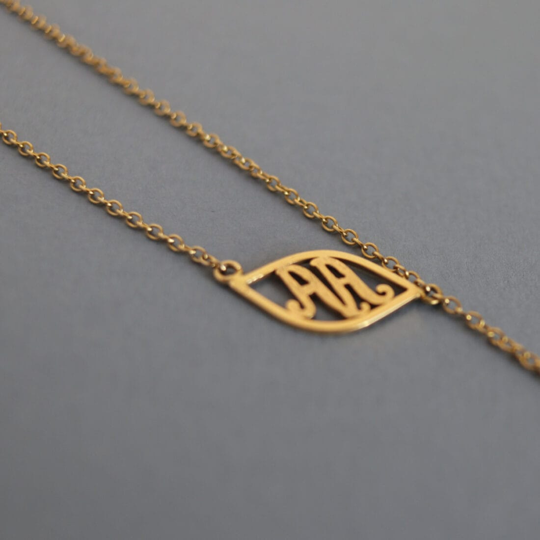 Το κολιέ της ΟΙΚΟΓΕΝΕΙΑΣ