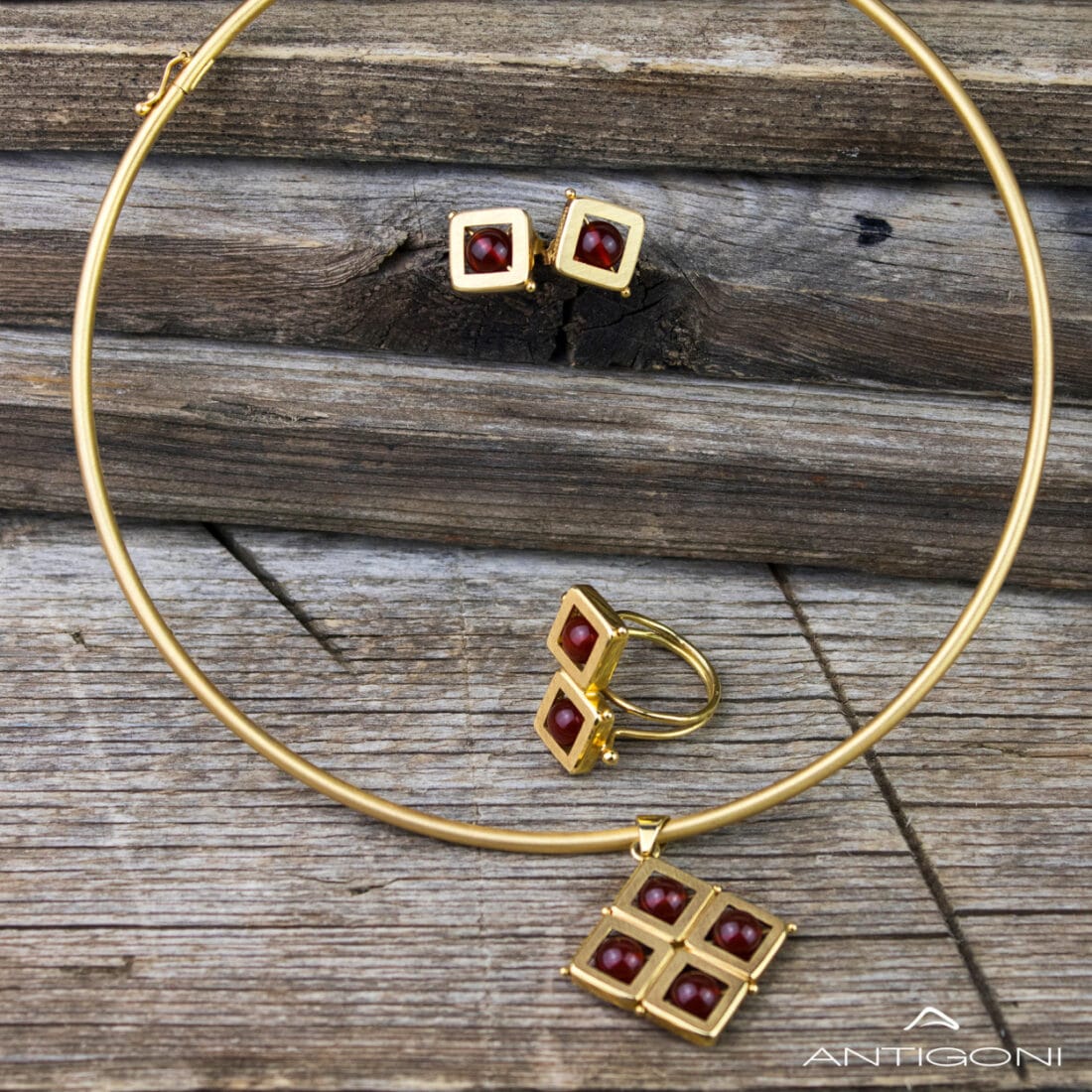 Μενταγιόν με γεωμετρικά σχήματα