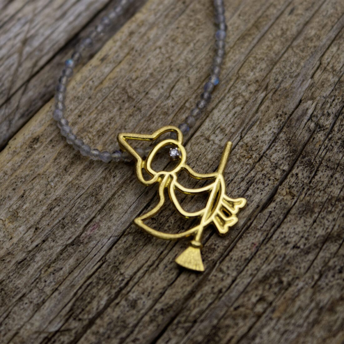 Μενταγιόν μαγισσούλα με διαμάντι