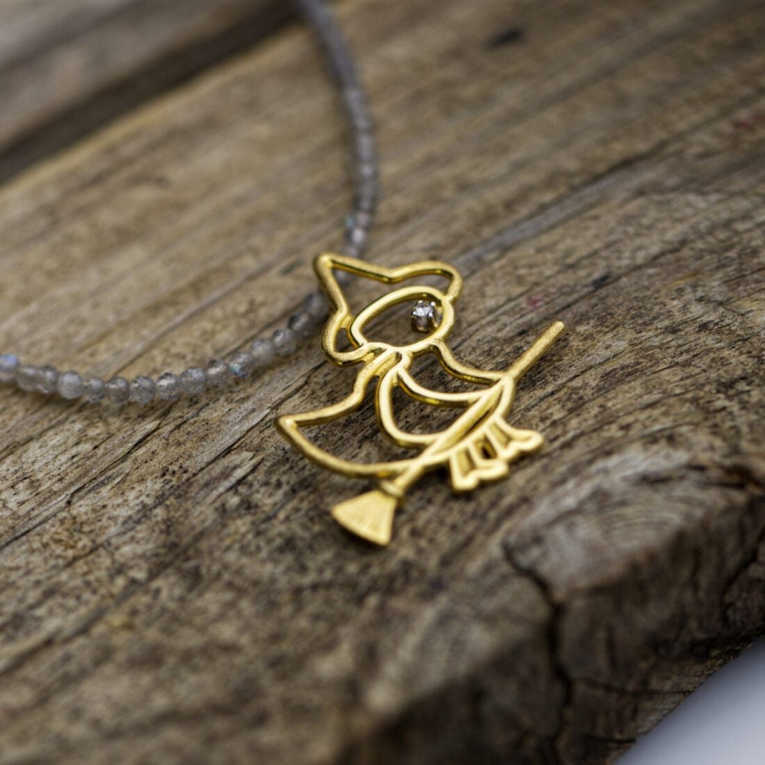 Μενταγιόν μαγισσούλα με διαμάντι