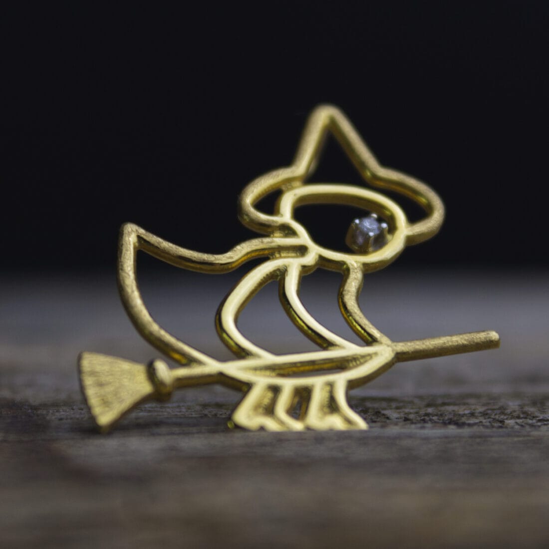 Μενταγιόν μαγισσούλα με διαμάντι