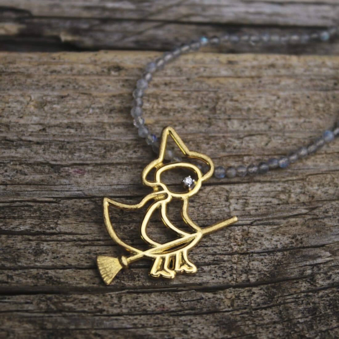 Μενταγιόν μαγισσούλα με διαμάντι