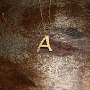 Μονόγραμμα Α – Η Αρχή της Κομψότητας