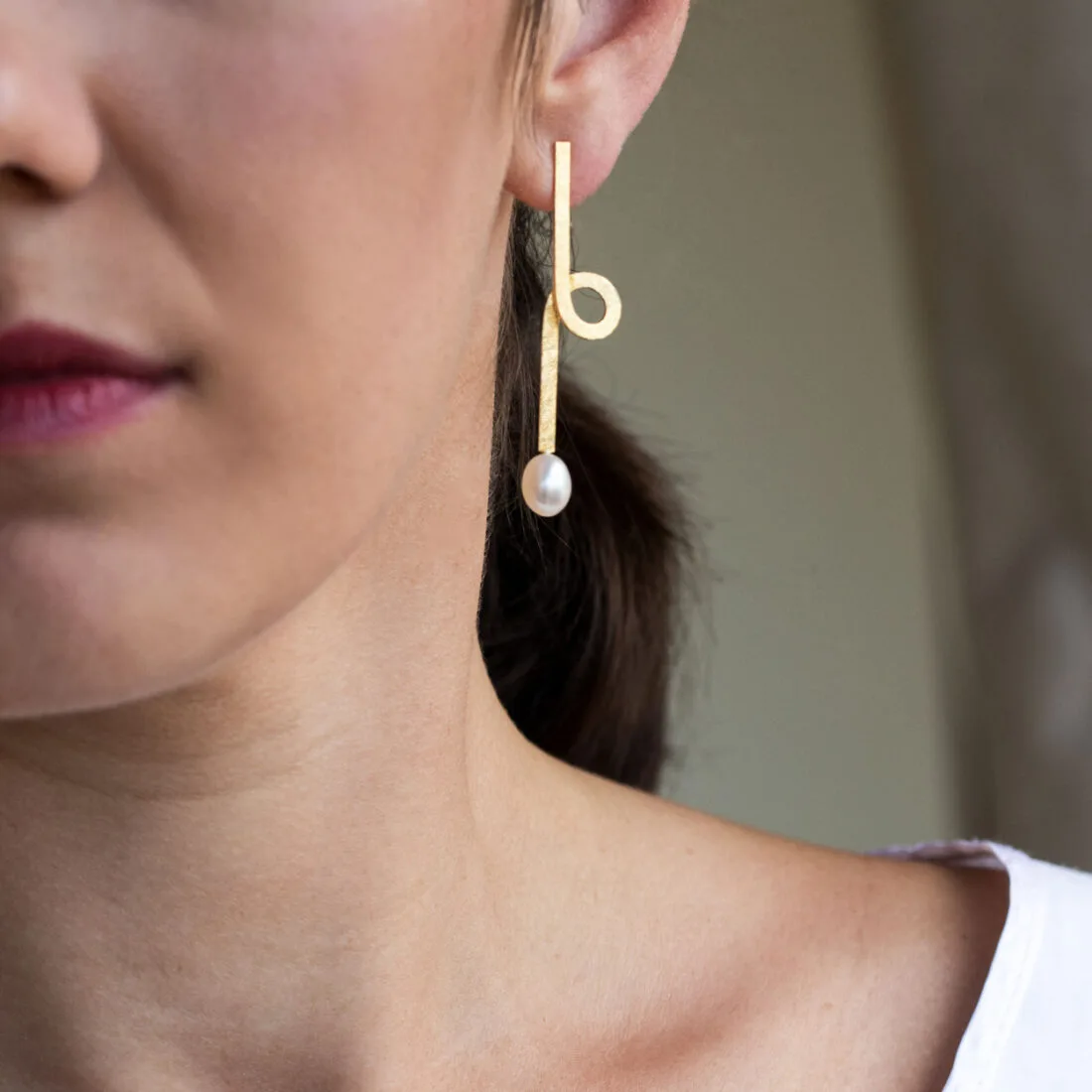 Σκουλαρίκια κρεμαστά με μαργαριτάρι