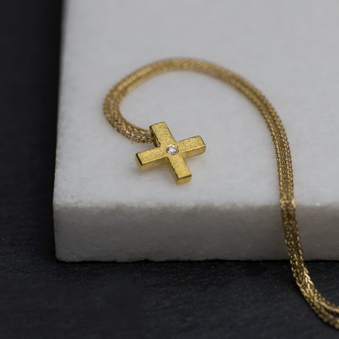 Σταυρός σε απέριττη γραμμή με brilliant