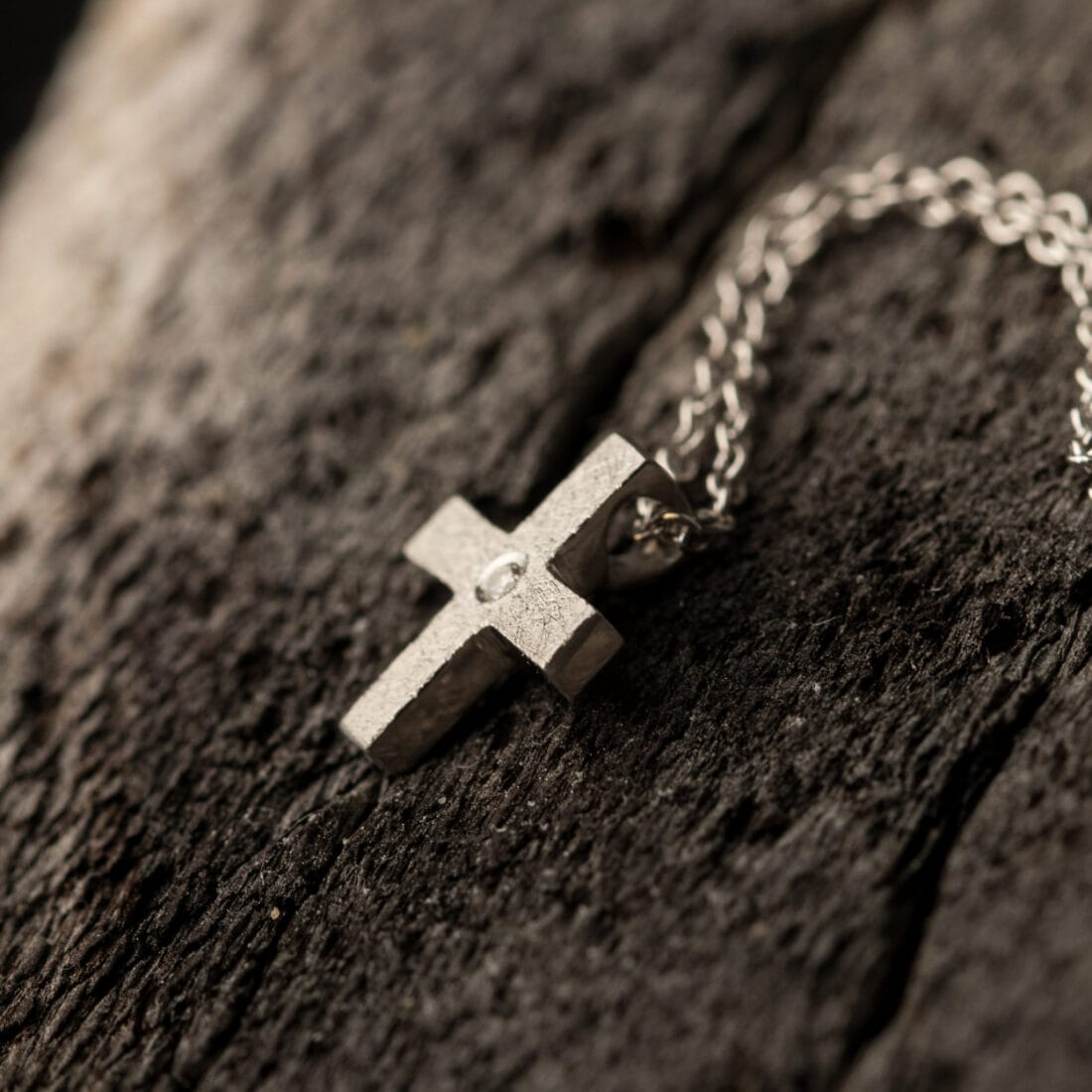 Σταυρός σε απέριττη γραμμή με brilliant