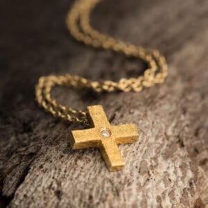 Σταυρός σε απέριττη γραμμή με brilliant